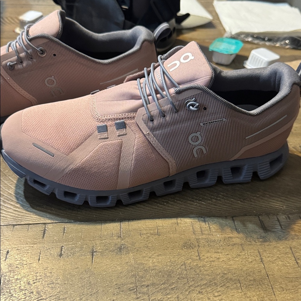 Sneaker
On Cloud 5 Waterproof Sneaker Damen rose-fossil
 Size 11 - Picture 3 of 6